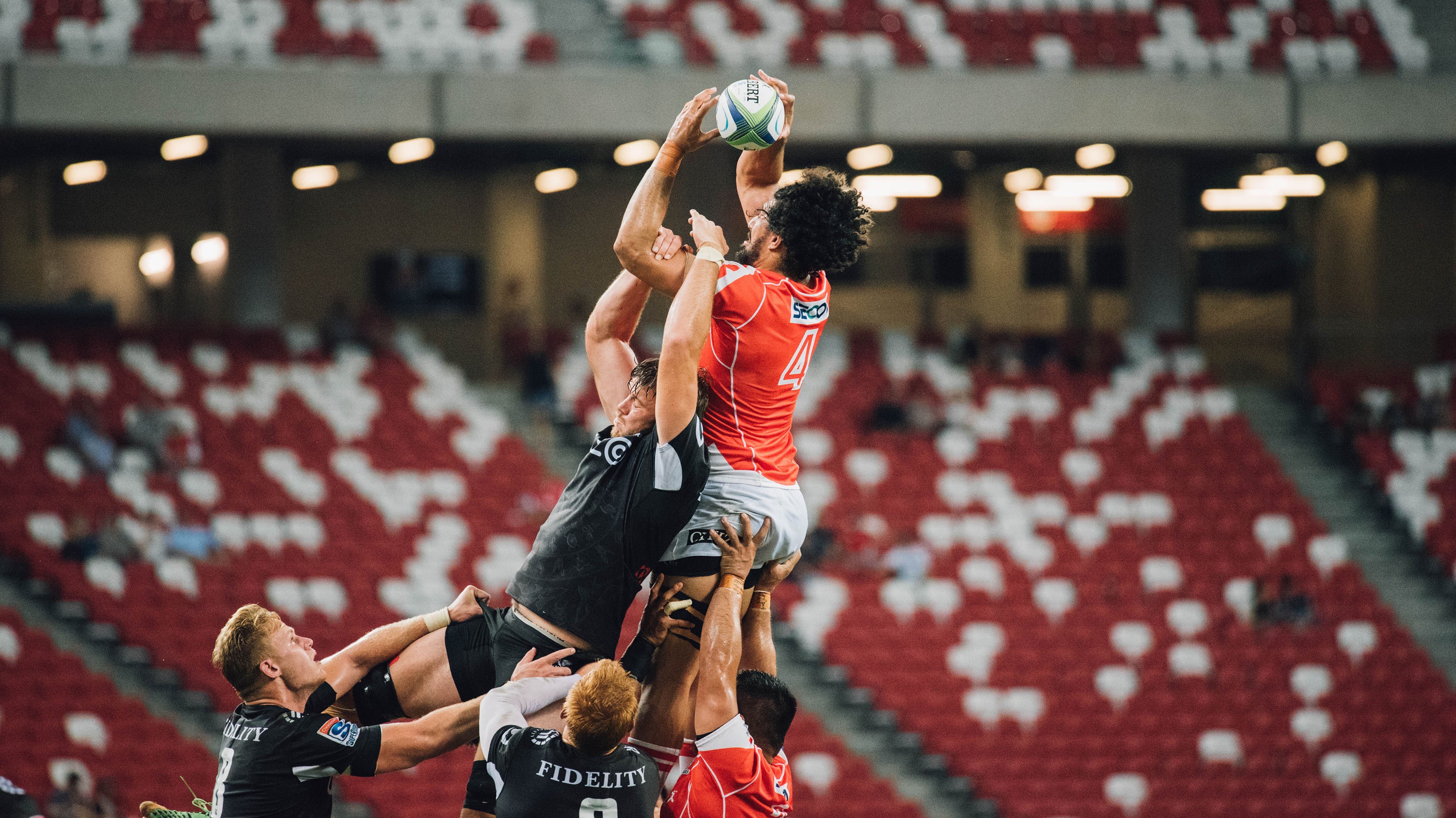 朗斯主场试图破门却不利踢皮，球队进攻乏力，朗斯集团